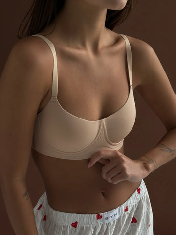 Бюстгальтери та топи