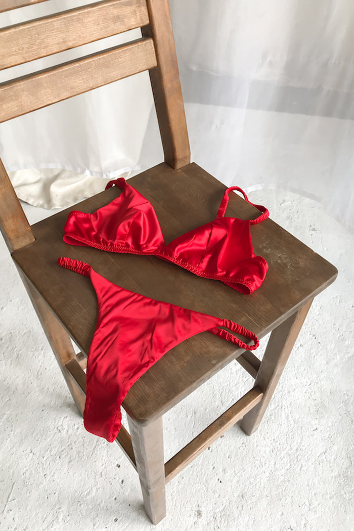 Атласні стрінги – елегантність та спокуса